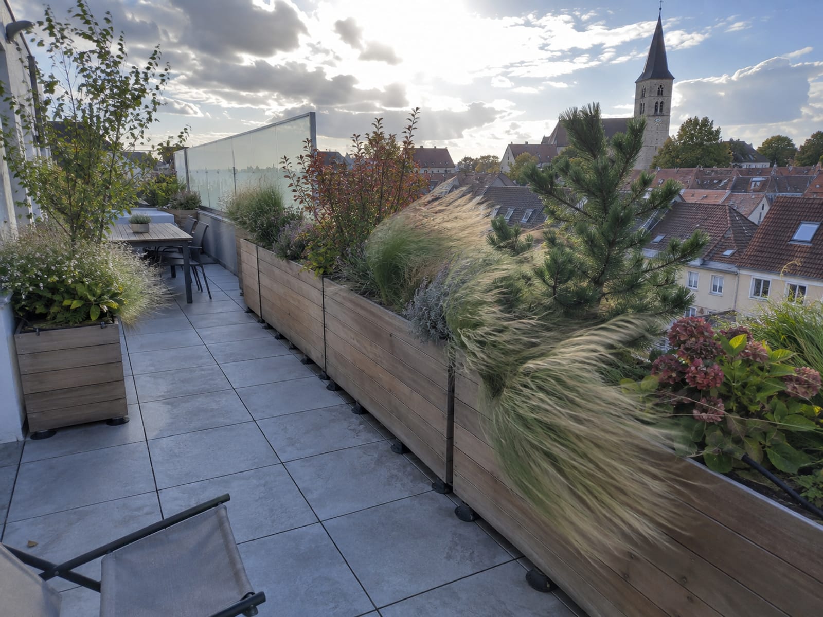 Bepflanzte Dachterrasse mit Holzpflanzkübeln und Blick über die Göttinger Altstadt